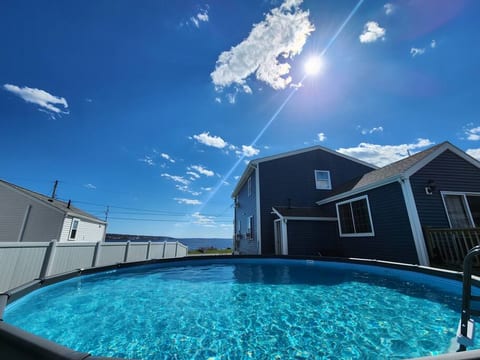 Beachfront/ Pool / Hottub/ Sauna & Panoramic views