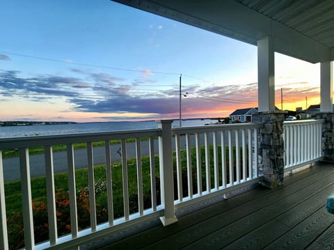 Beachfront/ Pool / Hottub/ Sauna & Panoramic views