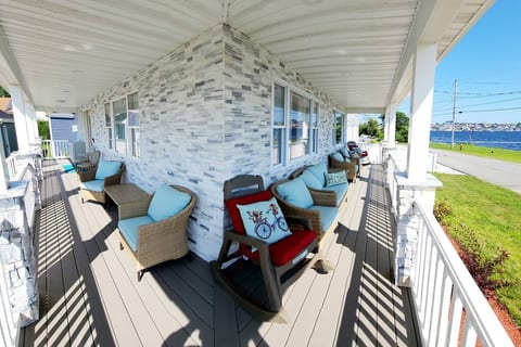 Beachfront/ Pool / Hottub/ Sauna & Panoramic views