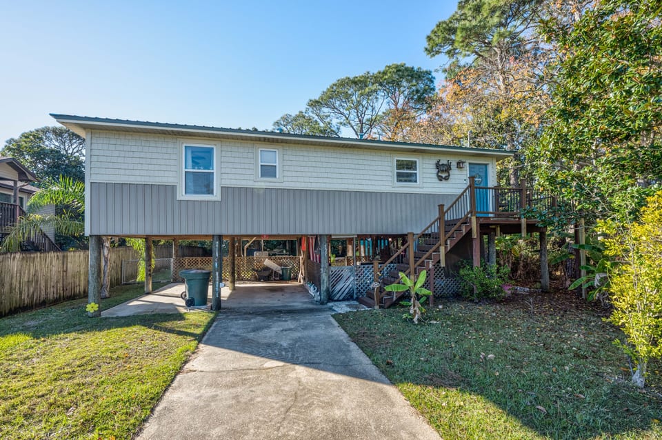 Wonderful home up on pilings.