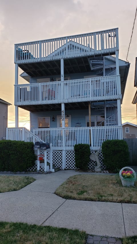 A Sandcrab & Jellyfish walk into a Sandbar (6 Bed/2 Bath)