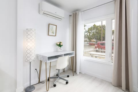 New Remodeled 2 BR Close to Zoo and Restaurants