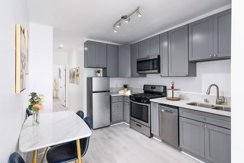 New Remodeled 2 BR Close to Zoo and Restaurants