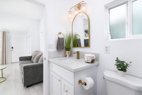 New Remodeled 2 BR Close to Zoo and Restaurants