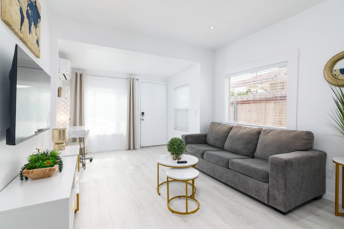 New Remodeled 2 BR Close to Zoo and Restaurants
