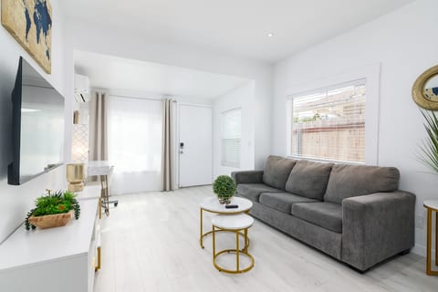 New Remodeled 2 BR Close to Zoo and Restaurants