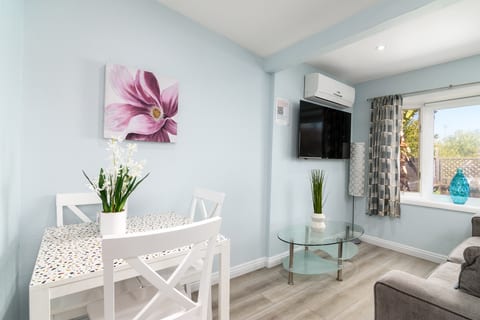 California Cool 1 br House Walk to Restaurant Bars
