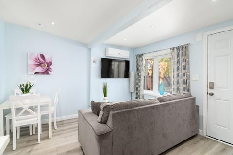 California Cool 1 br House Walk to Restaurant Bars