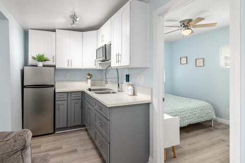 California Cool 1 br House Walk to Restaurant Bars