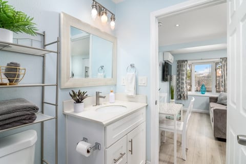 California Cool 1 br House Walk to Restaurant Bars