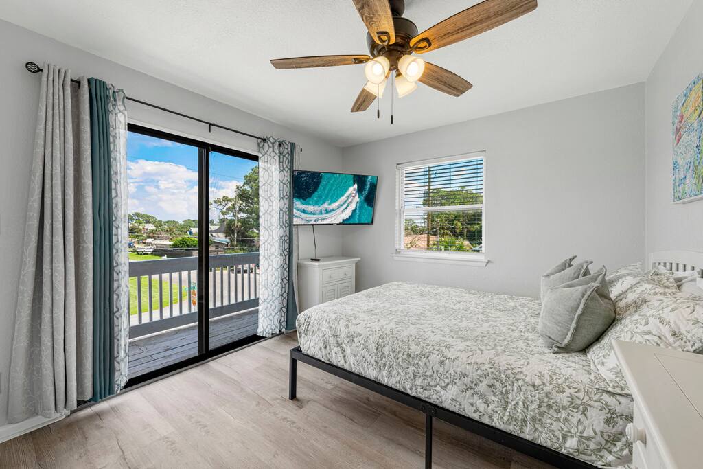 Queen-size bed with a walk-out balcony where you can sit outside to soak in the Florida sunshine. The room faces northeast. Fall break Free golf cart! 5 minutes walk to Beach