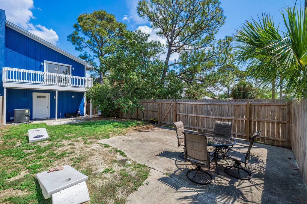 Outdoor sitting area and yard games. Perfect day to chill when you are not at the beach. A fully fenced backyard provides you the privacy.