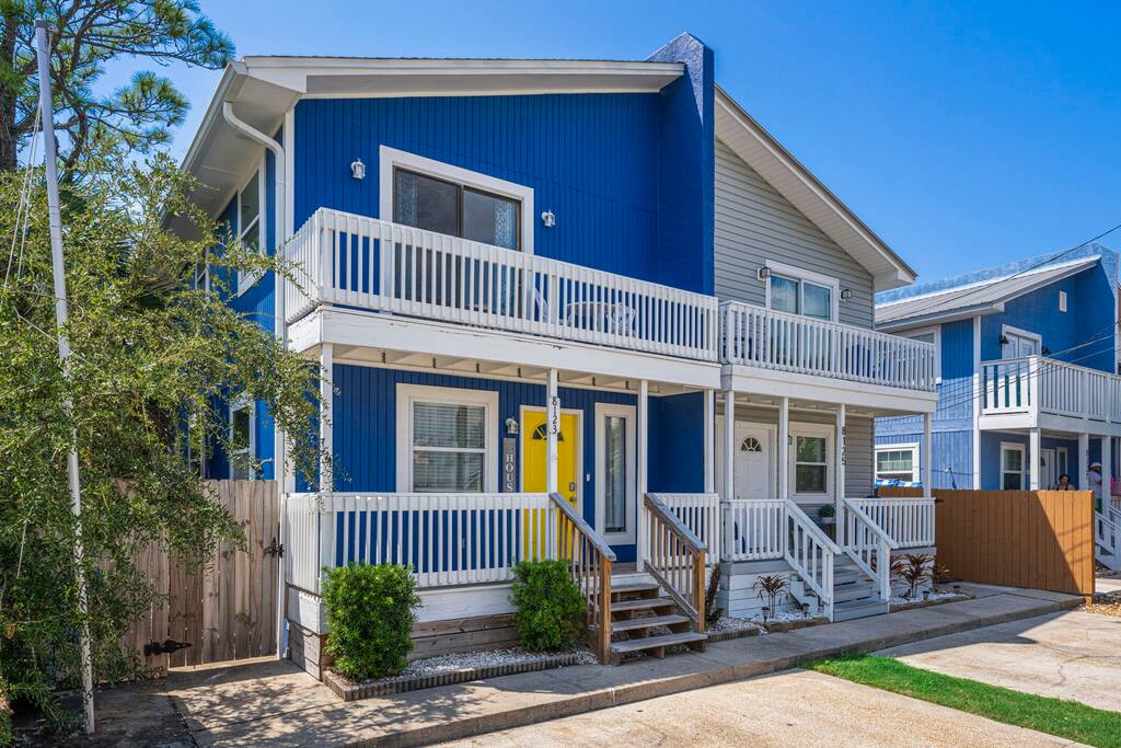 Enjoy a cozy end-unit townhome with 2 parking spaces. Park at the house and walk to the beach in just 5 minutes. Fall break Free golf cart! 5 minutes walk to Beach