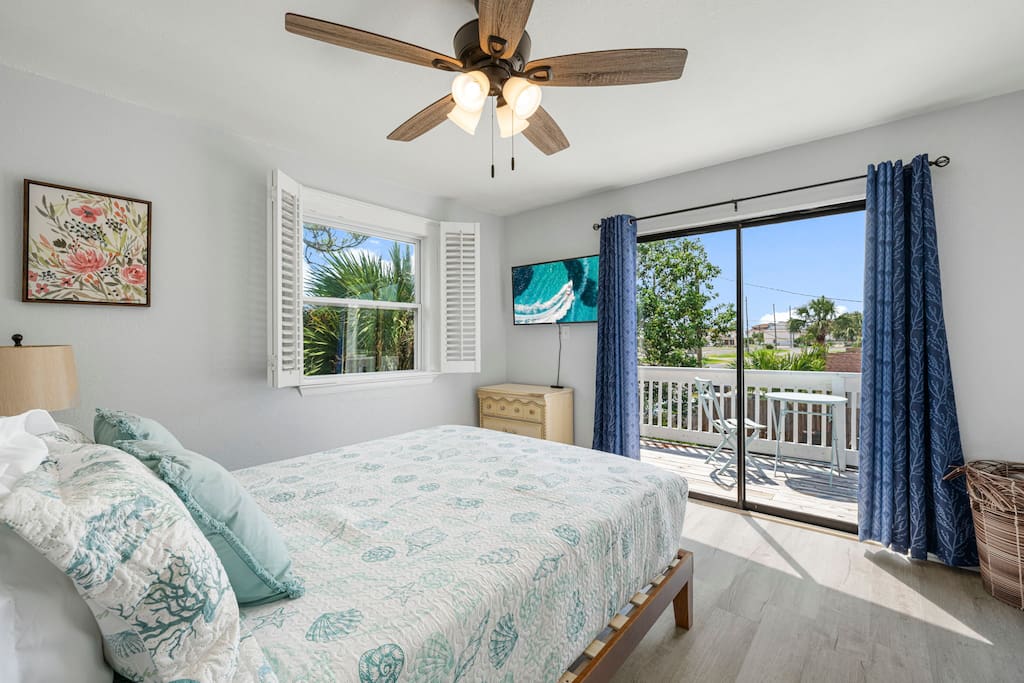 King-size bed with walk-out balcony overlooking the courtyard. The room has a dedicated door connected to the bathroom. Fall break Free golf cart! 5 minutes walk to Beach