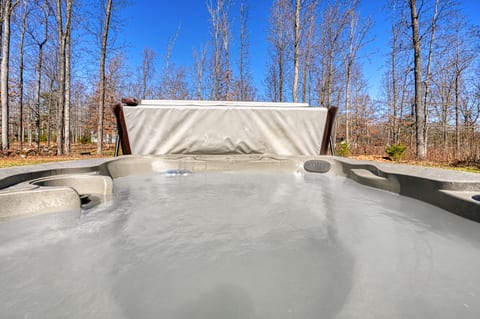 Modern , HOT TUB , lake views, private side