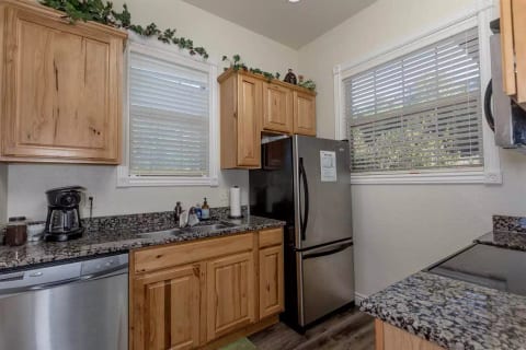 A full kitchen awaits!