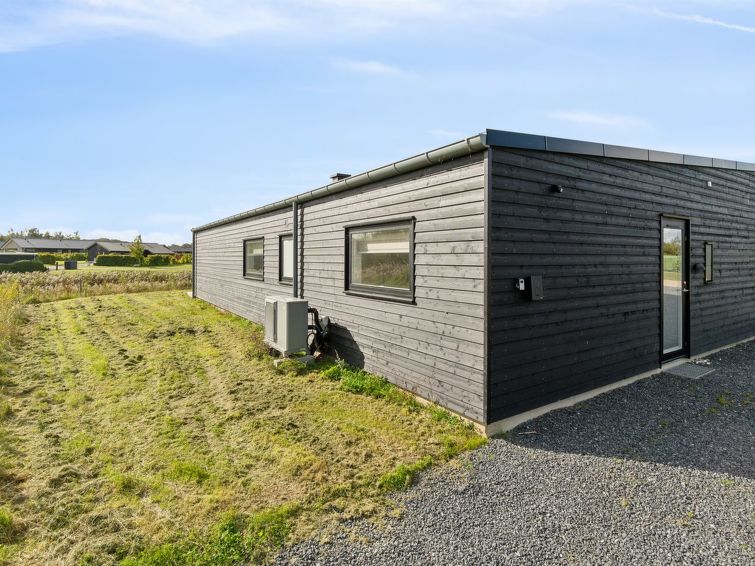 harrieth-300m-from-the-sea/