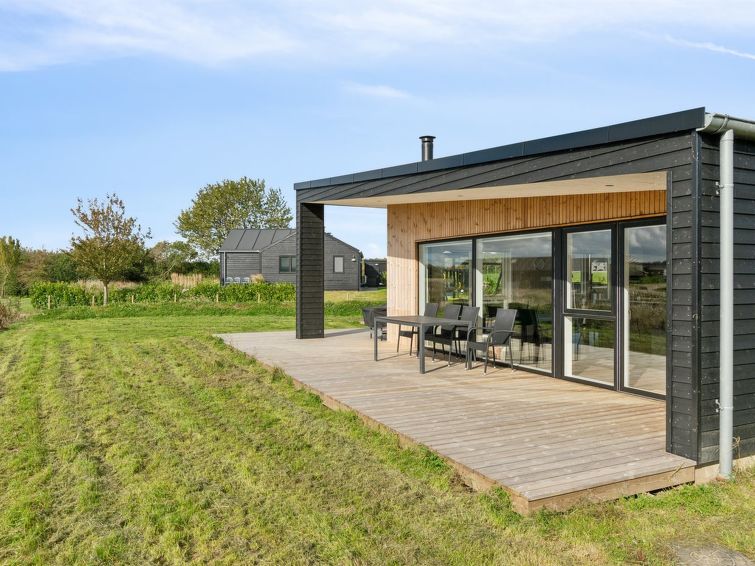 harrieth-300m-from-the-sea/