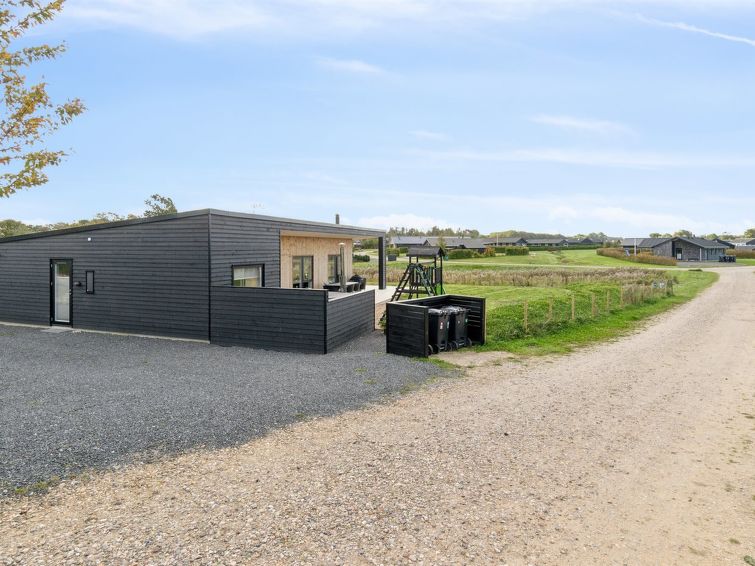 harrieth-300m-from-the-sea/