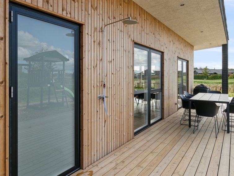 harrieth-300m-from-the-sea/