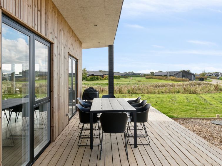 harrieth-300m-from-the-sea/