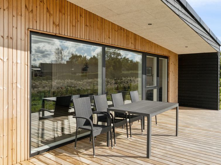 harrieth-300m-from-the-sea/