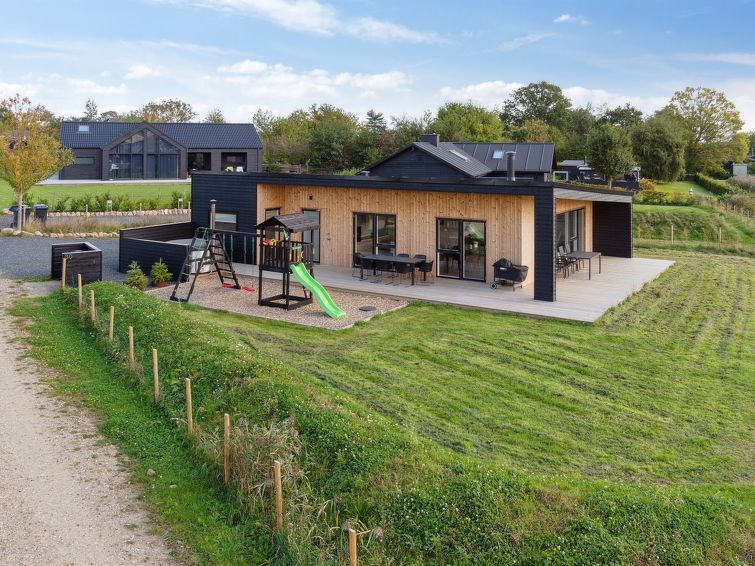 harrieth-300m-from-the-sea/