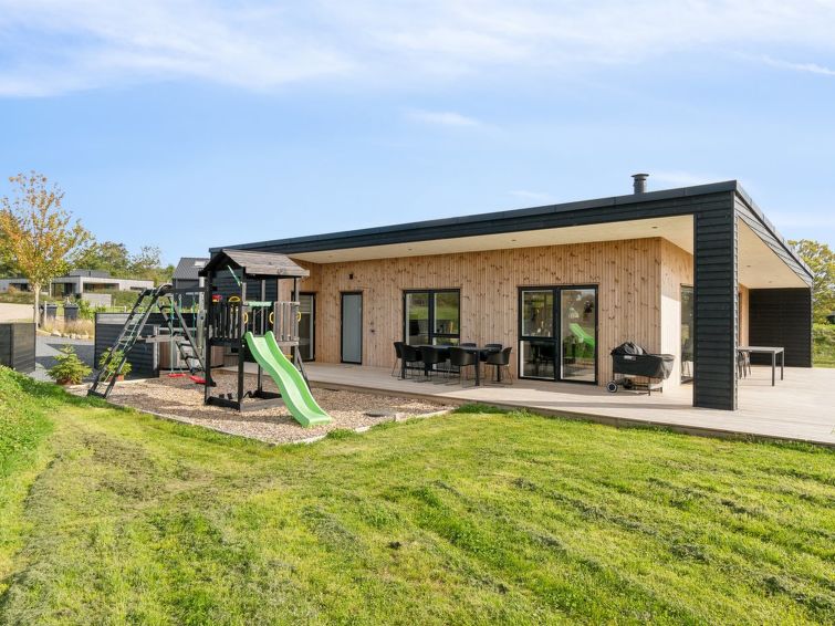 harrieth-300m-from-the-sea/