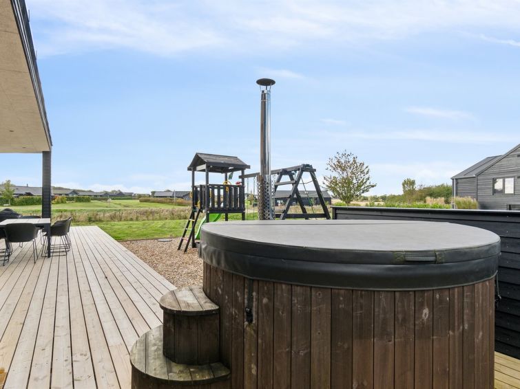 harrieth-300m-from-the-sea/