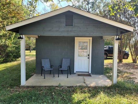 Cute front porch to sit outside!