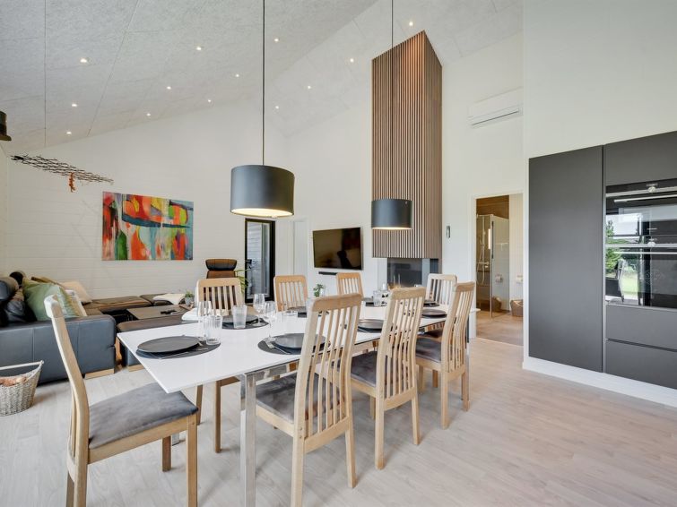 tinella-250m-to-the-fjord/