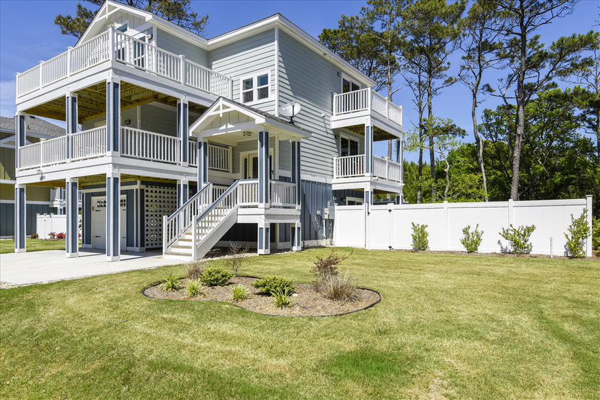 Charming Side View: A Blue & White Oasis, with a Glimpse of Serene Garden Tranquility