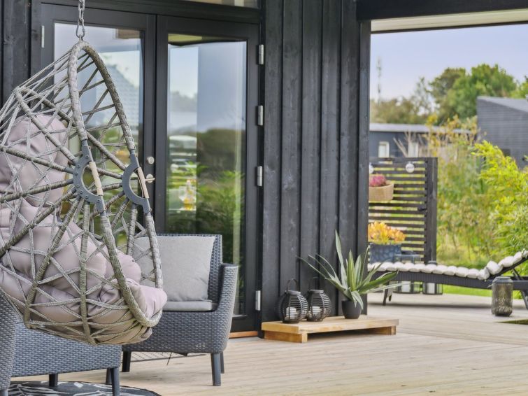 brothir-500m-from-the-sea/