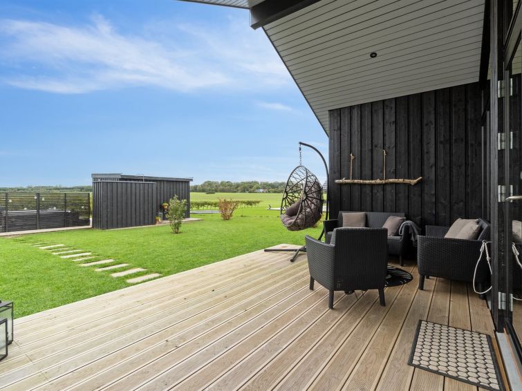 brothir-500m-from-the-sea/