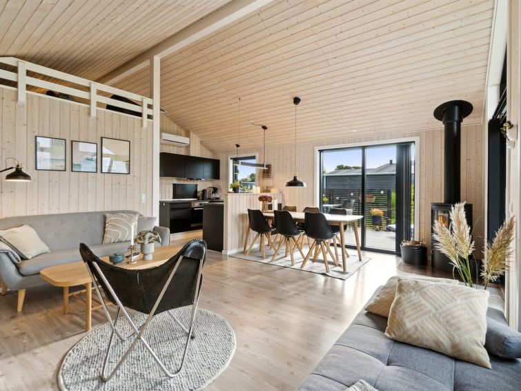 brothir-500m-from-the-sea/