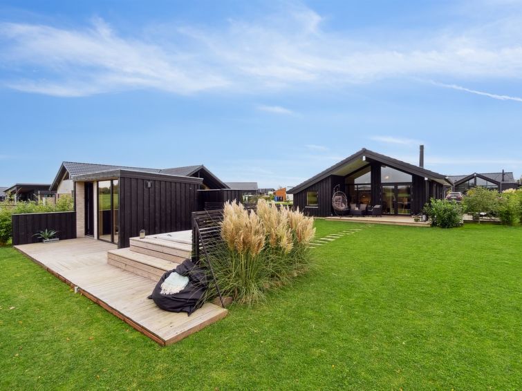 brothir-500m-from-the-sea/