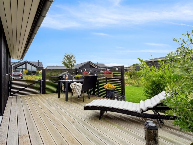 brothir-500m-from-the-sea/