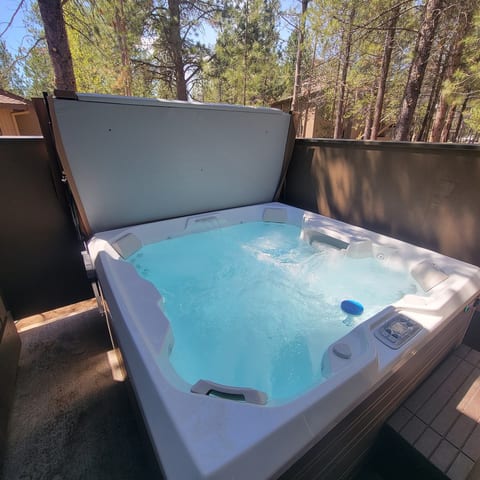 Alpine Lodge Sunriver • 5BR Luxe • Hot Tub + SHARC