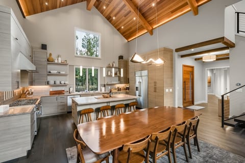 Alpine Lodge Sunriver • 5BR Luxe • Hot Tub + SHARC