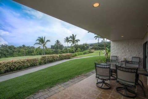 LARGE lanai to enjoy watching the golfers go by on the Kona Country Club 8th green.