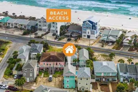 3 BR w/ Loft, Pool & VIEWS! New Listing