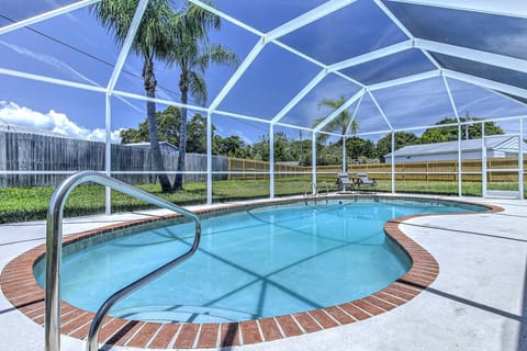 Lovely Modern POOL home. 13 mins to the Beach!
