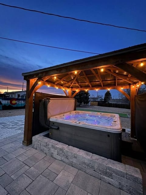 Denver Escape| Hot tub+Fire Pit+Games Backyard Fun