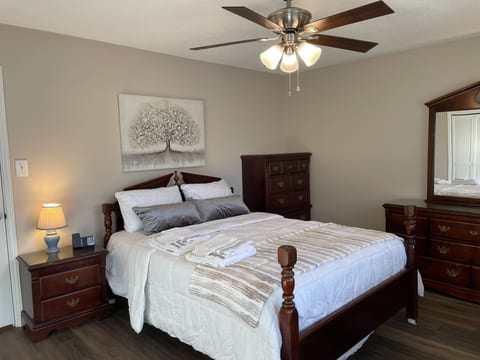 Master Bedroom, Queen Bed