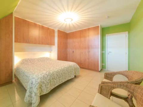 Goldsands II 402 Top floor with parking
