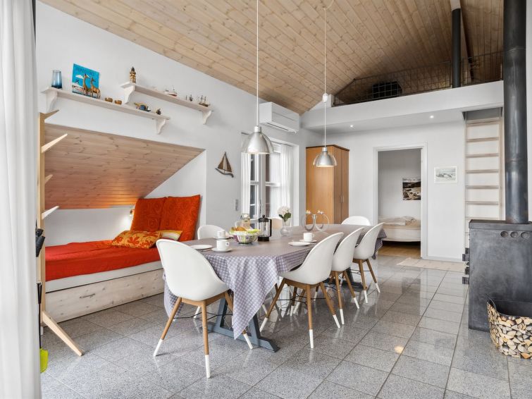 thrugels-600m-from-the-sea/