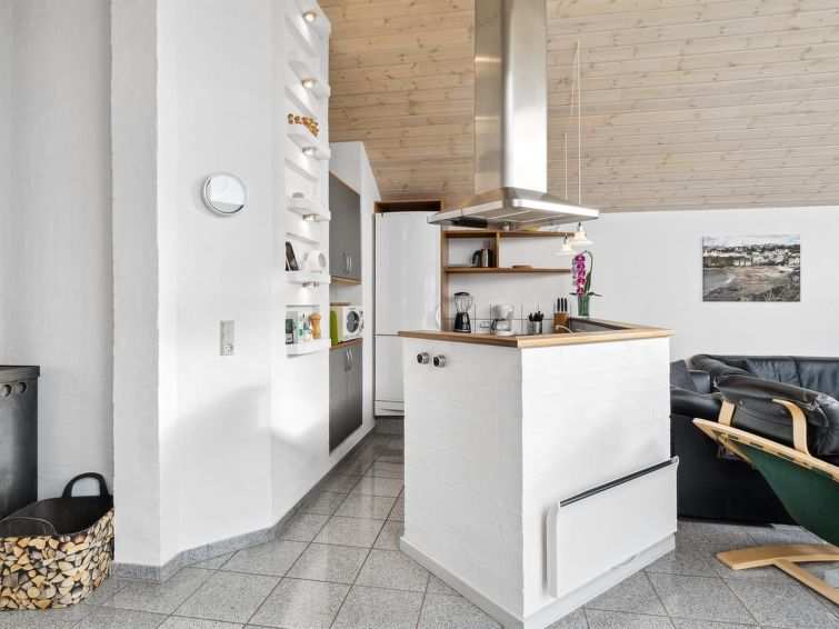 thrugels-600m-from-the-sea/