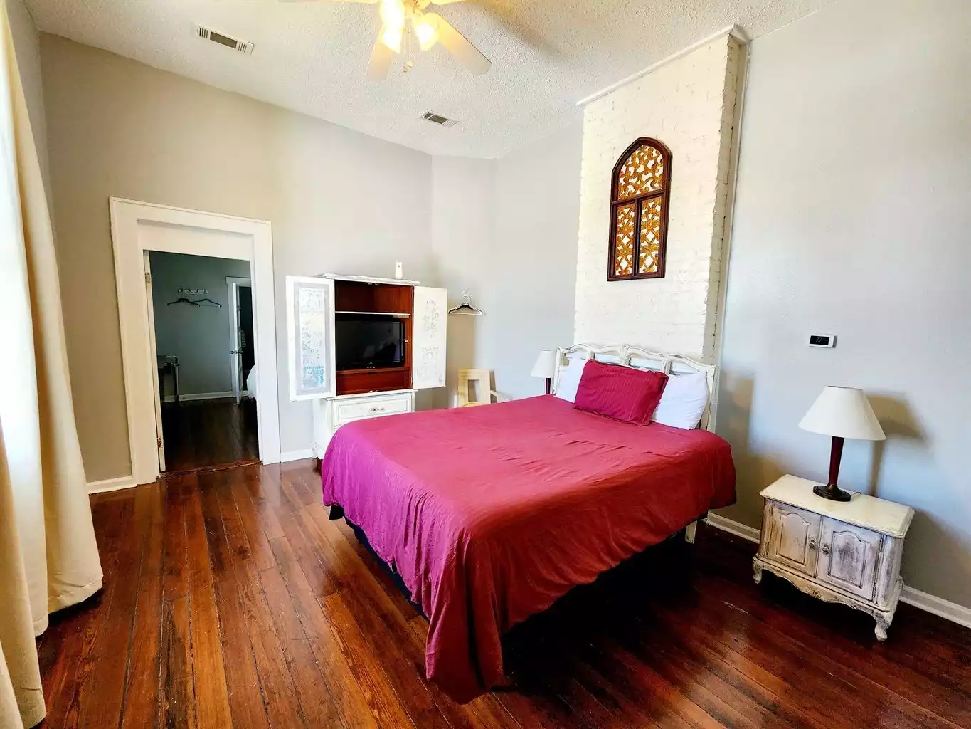 Bedroom 3 - upstairs - 1 queen bed. Wall mounted smart tv. Memory foam gel mattress. Bedroom 3 - upstairs - 1 queen bed. Wall mounted smart tv. Memory foam gel mattress. - Unit 1 – Charming Authentic Mid City! - New Orleans