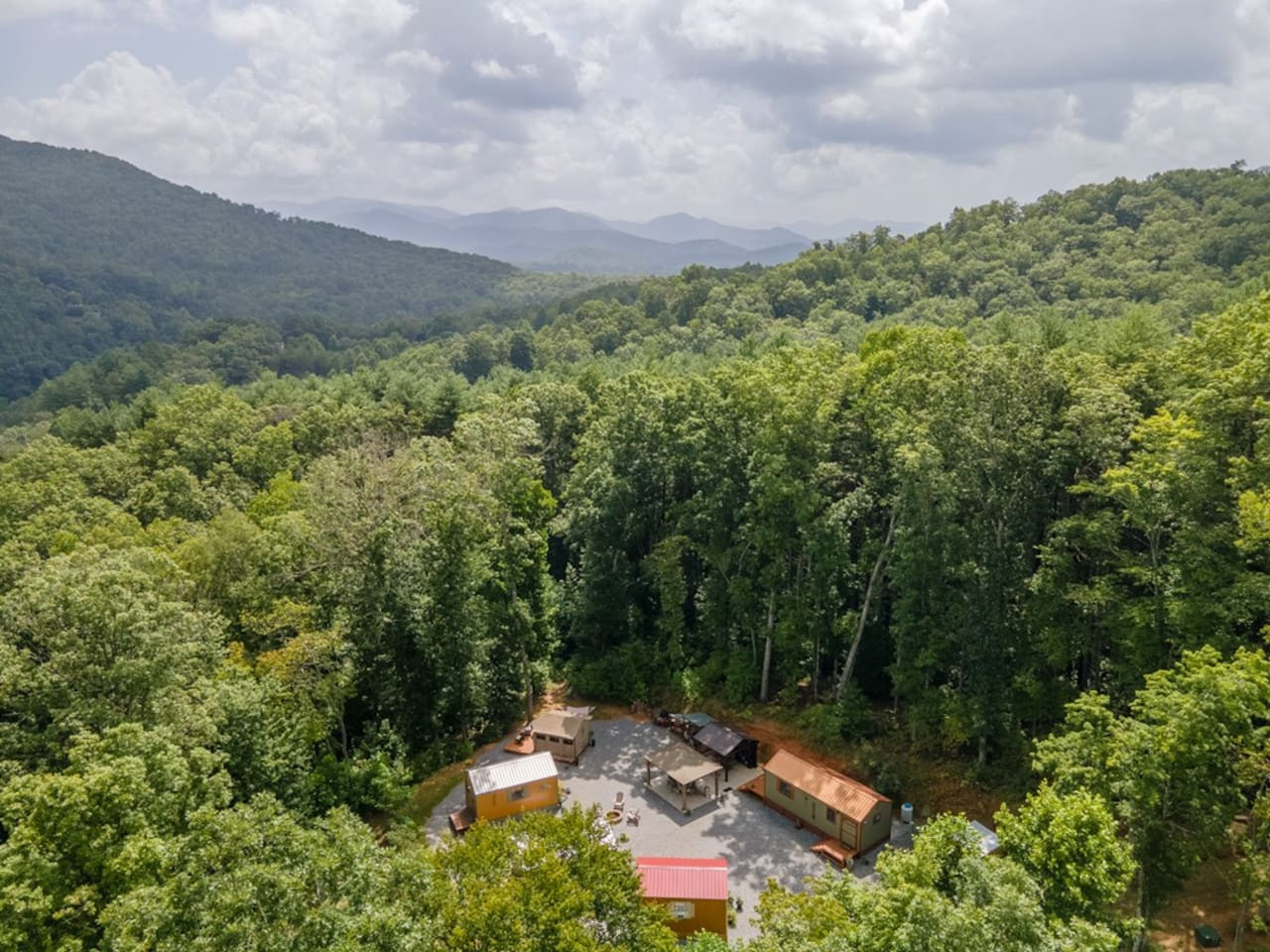 Entire Complex: 3 Cabins, tent and more (6-12 ppl) - Sylva Entire Complex: 3 Cabins, tent and more (6-12 ppl) - Sylva