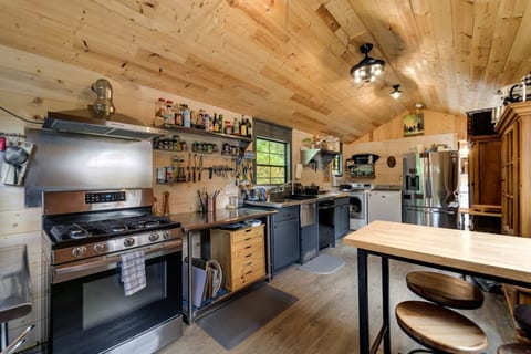 Entire Complex: 3 Cabins, tent and more (6-12 ppl)